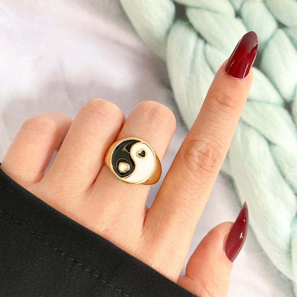 KISS WIFE Vintage Golden Heart Smile Rings Set for Women Ins Style Colorful Love Rings Cute Finger Rings for Girls Jewelry Gifts