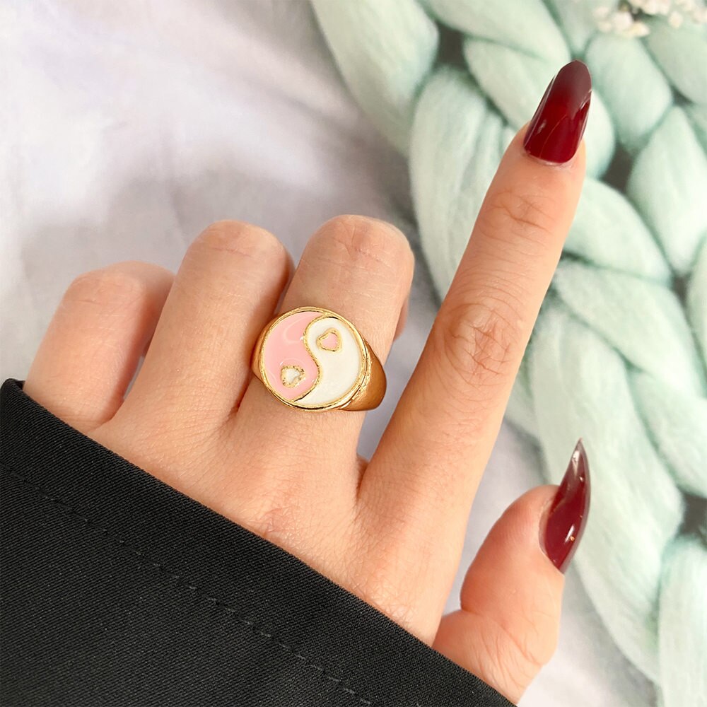 KISS WIFE Vintage Golden Heart Smile Rings Set for Women Ins Style Colorful Love Rings Cute Finger Rings for Girls Jewelry Gifts